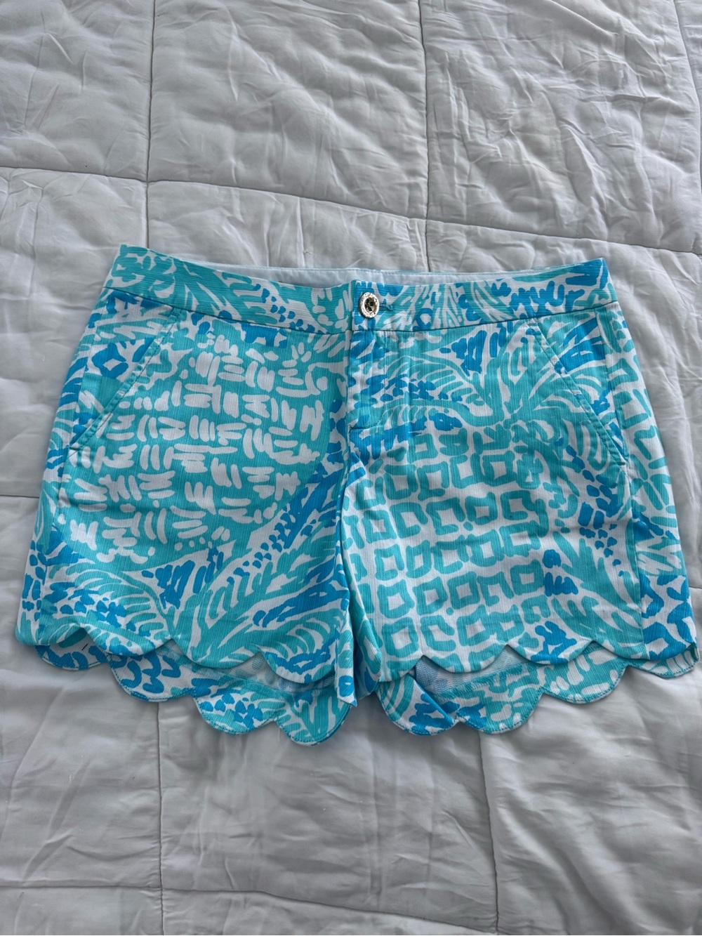 Lilly Pulitzer Scallop-Hem Shorts in Succulent Blue Sea Cups